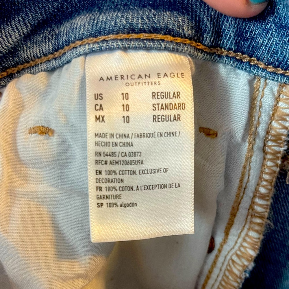 AMERICAN EAGLE RIPPED MOM JEANS - Picture 2 of 7